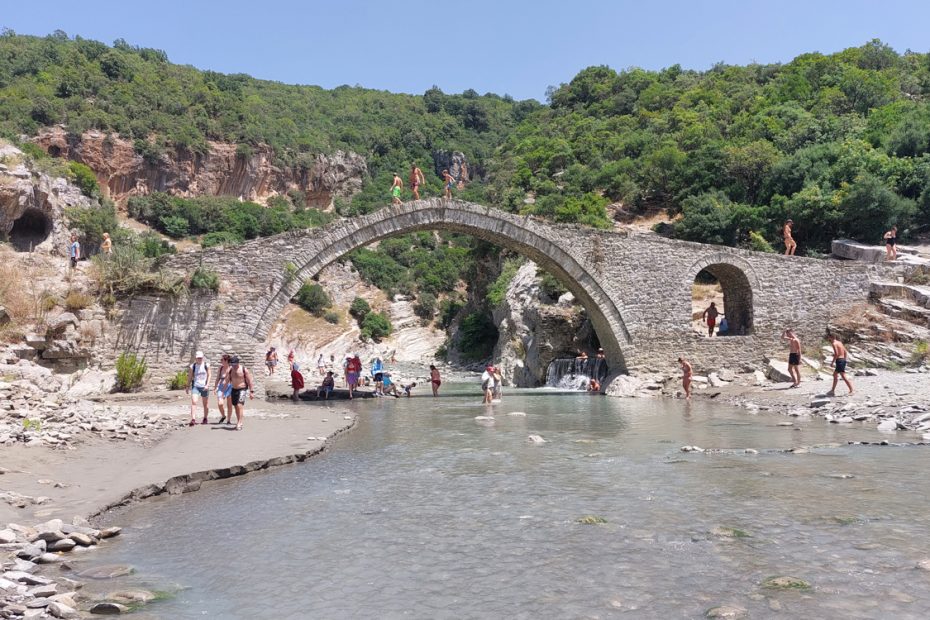 Bañito en las termas y visita a Gjirokaster